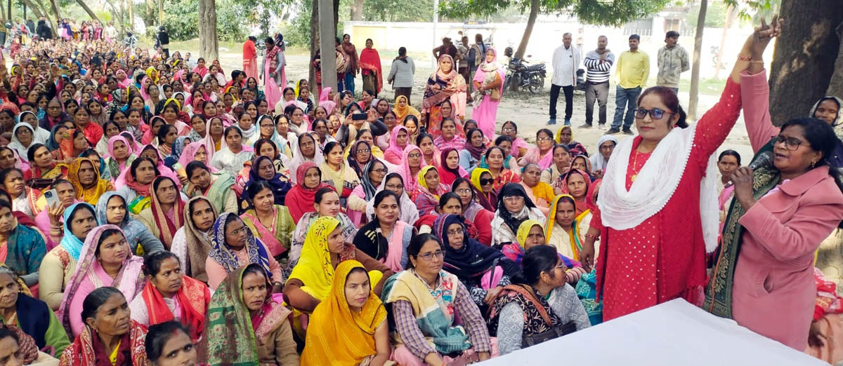 मांगों को लेकर पीएम व सीएम को भेजा ज्ञापन, आंगनबाड़ी कार्यकत्रियों ने दिया धरना