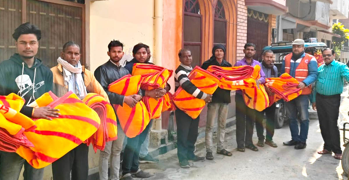 समाचार पत्र वितरकों व ट्रांसजंेडर्स को दिए कंबल