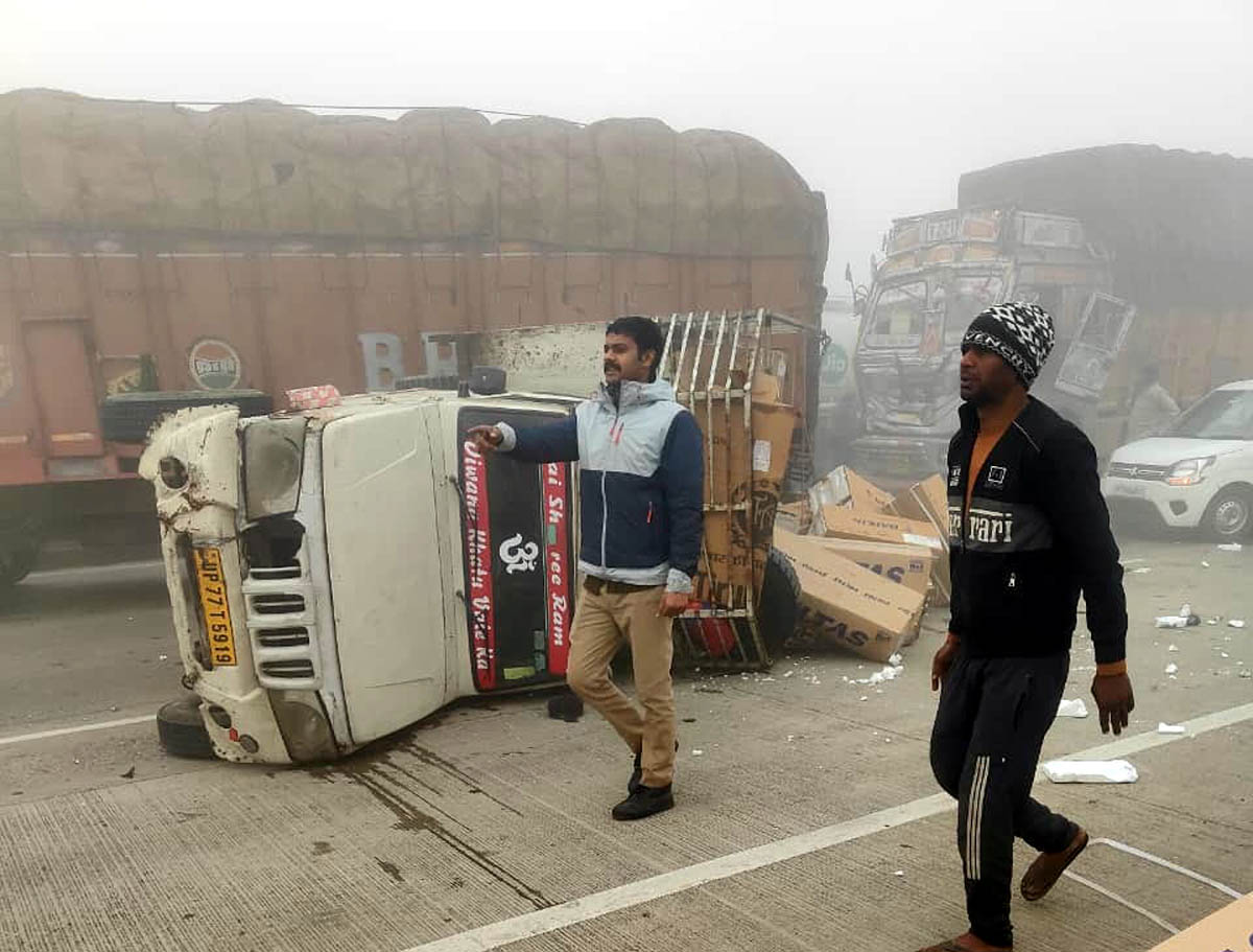 हाईवे किनारे खड़े ट्रेलर में घुसे सभी वाहन, आपस में टकराए, एक मौत