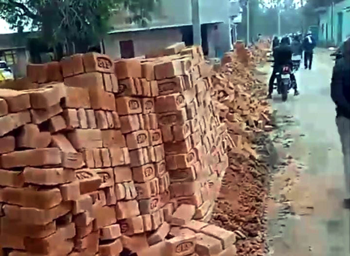 मानकों की अनदेखी पर लोगों ने खड़े किए सवाल, नाले में भ्रष्टाचार के आरोप