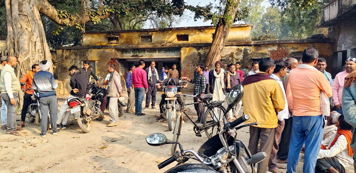 नहीं मिली खाद, किसान परेशान, समिति में खाद लेने के लिए उमड़ी किसानों की भीड़