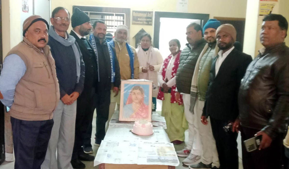 बसपाईयों ने माता सावित्रीबाई फुले की मनाई जयंती, चित्र पर दी श्रद्धांजलि
