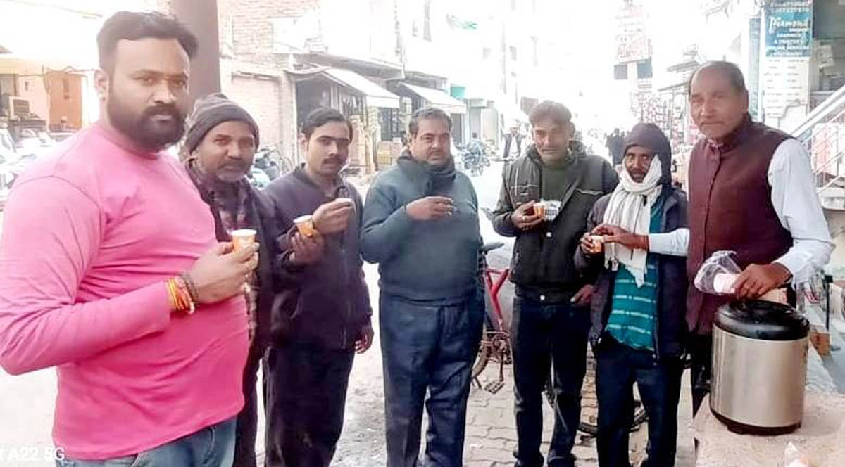 लोहड़ी पर्व पर चाय का किया वितरण, मानव सेवा ही सच्ची सेवा: विनोद गुप्ता