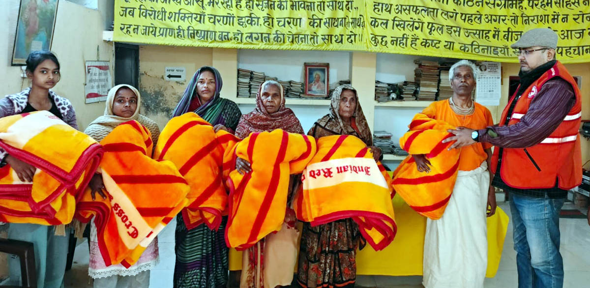 रेडक्रास चेयरमैन का कंबल वितरण अभियान लगातार जारी