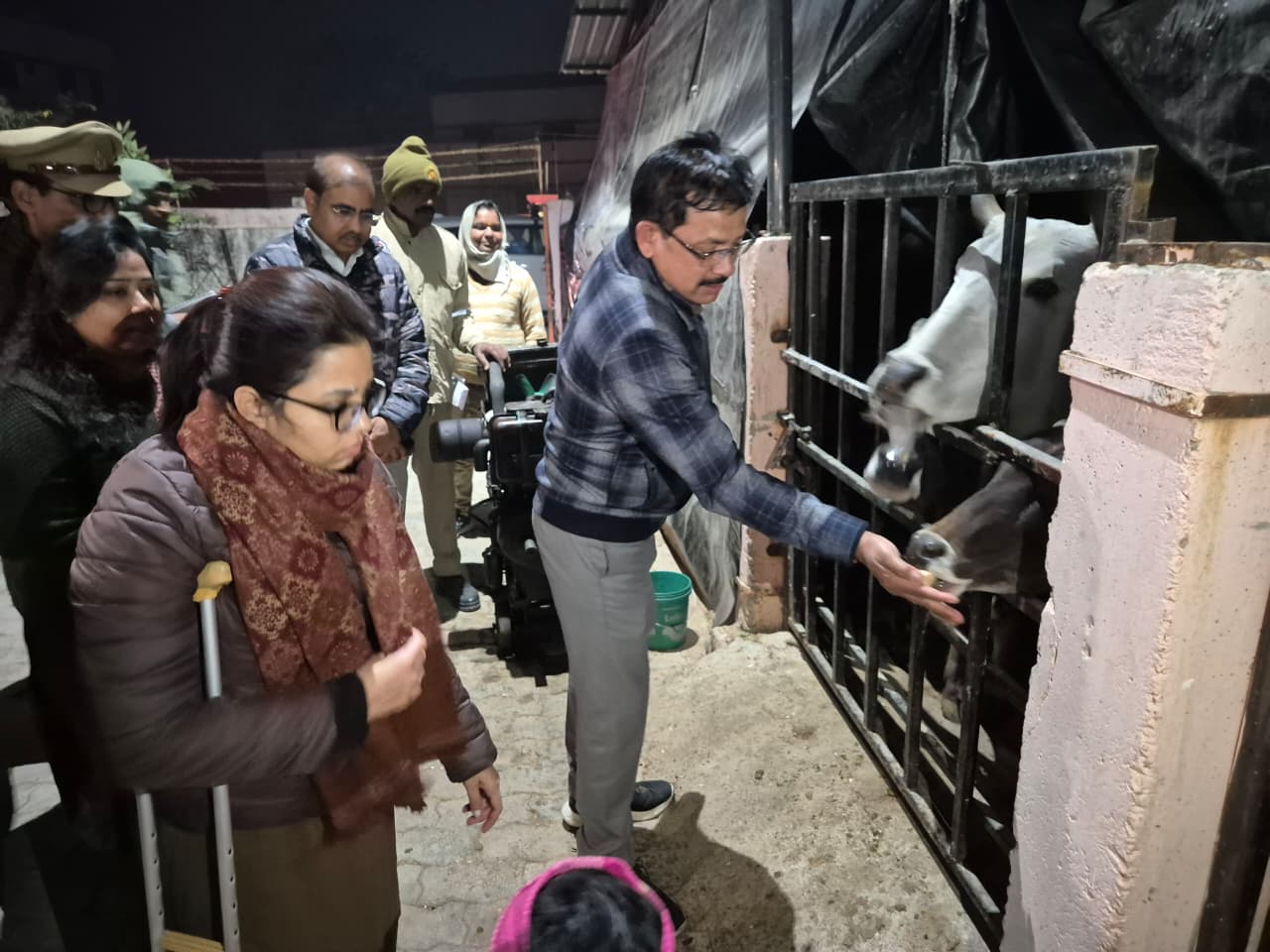 ठंड को लेकर प्रशासन पूरी तरह सक्रिय, आधी रात कौंच पहुँचे जिलाधिकारी