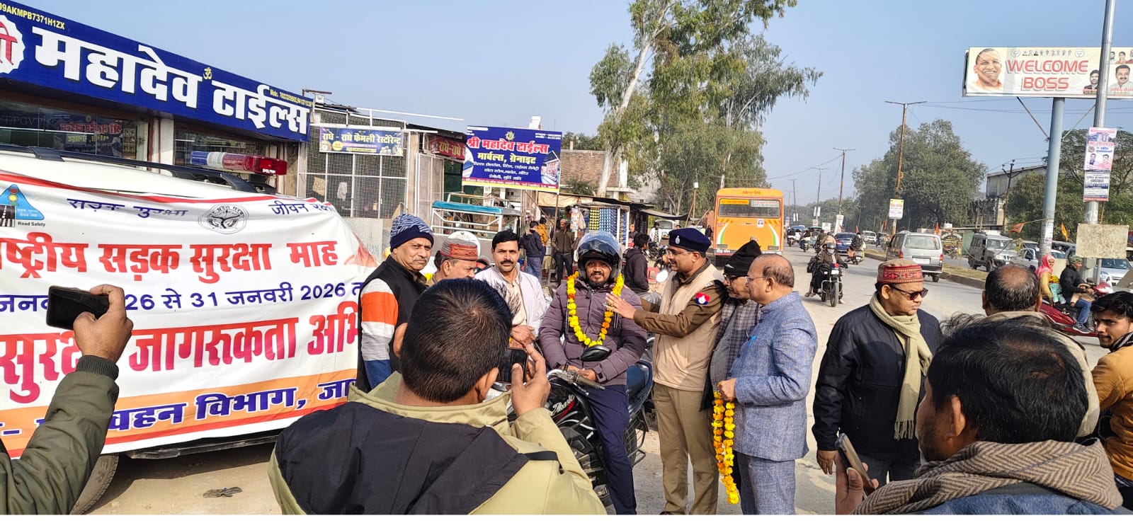 सड़क सुरक्षा माह के तहत उरई में जागरूकता अभियान, नियम मानने वालों का हुआ सम्मान