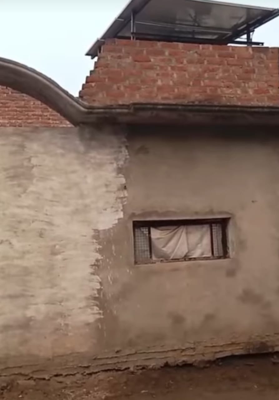  एक घर में बह रहा सरकारी पानी, पूरा मोहल्ला सूखा ! दबंगों की कैद में समर-फीजर