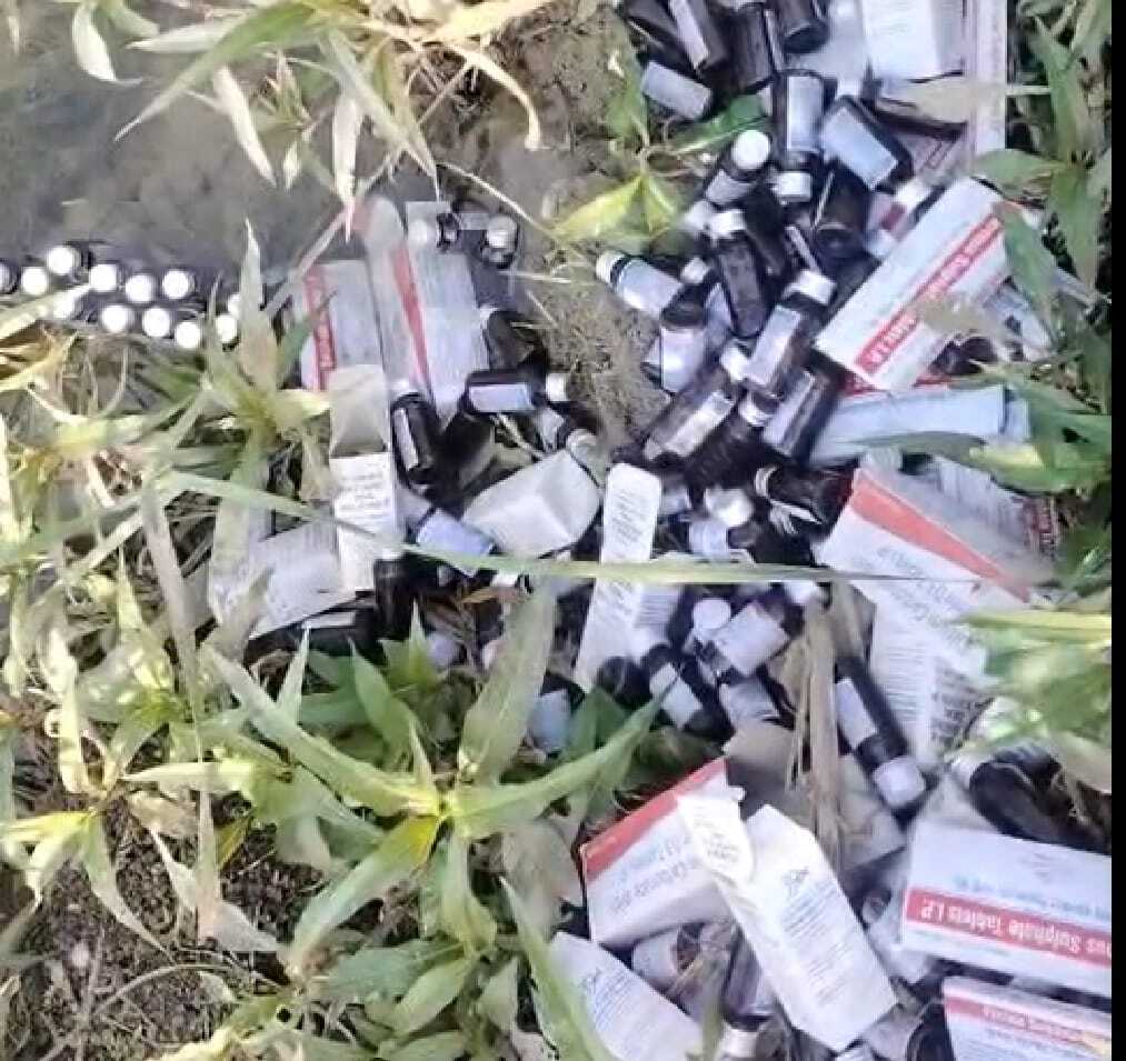 जालौन में लापरवाही की हद! सरकारी दवाओं को बंबा में बहाने का आरोप