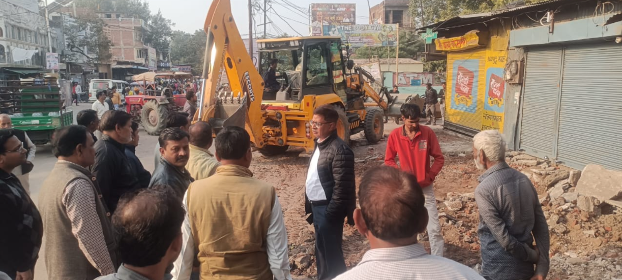 राठ रोड उरई पर अतिक्रमण हटाओ अभियान, यातायात व्यवस्था हुई सुचारु