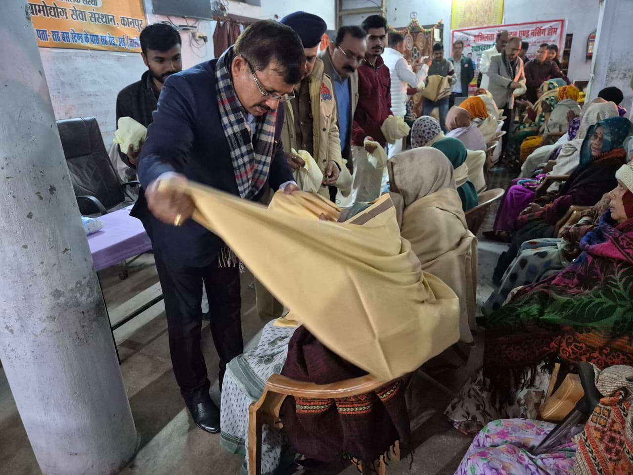 संवेदनशील पहल: डीएम व एसपी ने वृद्धाश्रम पहुंचकर बुजुर्गों को दिया सम्मान