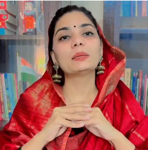 हजरतगंज कोतवाली में कल देर रात पूछताछ के लिए पहुंचीं नेहा सिंह राठौर