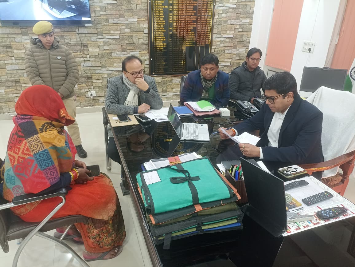 जिलाधिकारी ने जनसुनवाई कर सुनीं 91 शिकायतें, जरूरतमंदों को कंबल वितरित