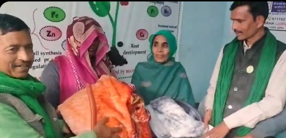 भीषण सर्दी में भाकियू का मानवीय कदम, जरूरतमंदों को बांटे कंबल