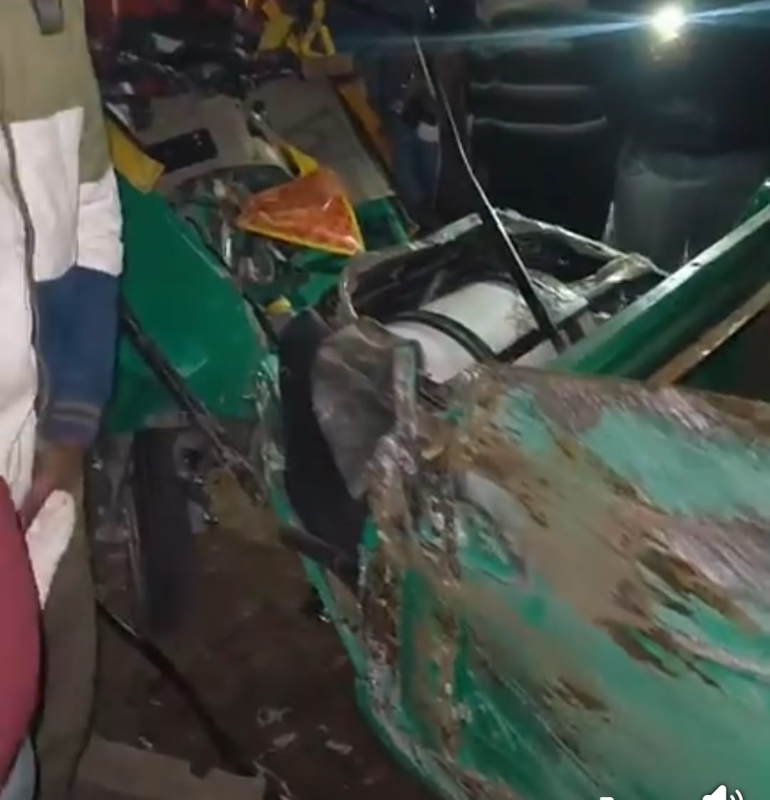ऑटो को मारी टक्कर, घसीटते हुए सब्जी मंडी तक ले गया, 10 से 12 यात्री गंभीर घायल