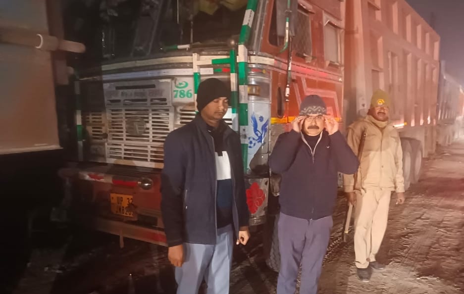 NH-34 पर संयुक्त चेकिंग, तीन ओवरलोड वाहन सीज, 3 लाख का जुर्माना