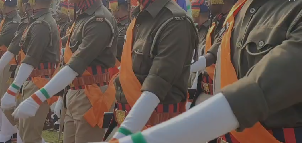 हमीरपुर पुलिस लाइन में धूमधाम से 77वां गणतंत्र दिवस समारोह