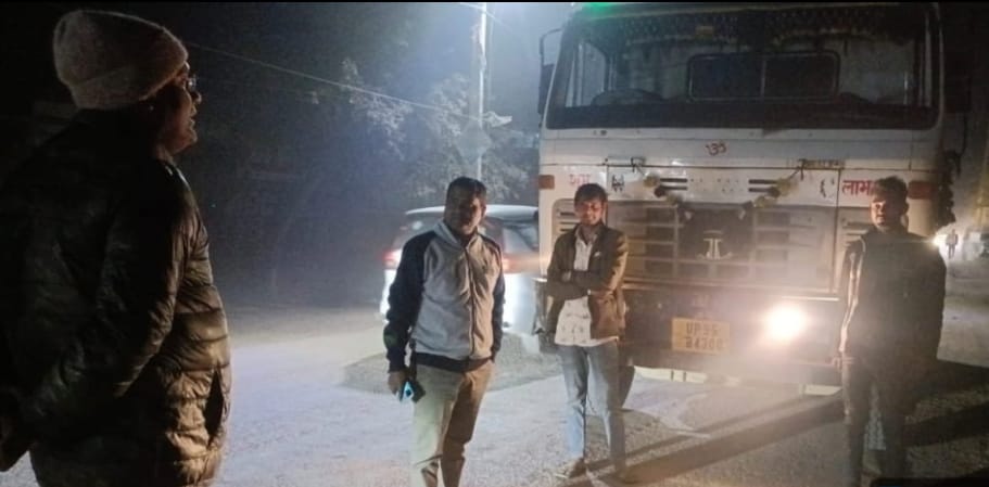 अवैध मिट्टी खनन पर एसडीएम का रात में छापा, ट्रक सीज, माफियाओं में मचा हड़कंप