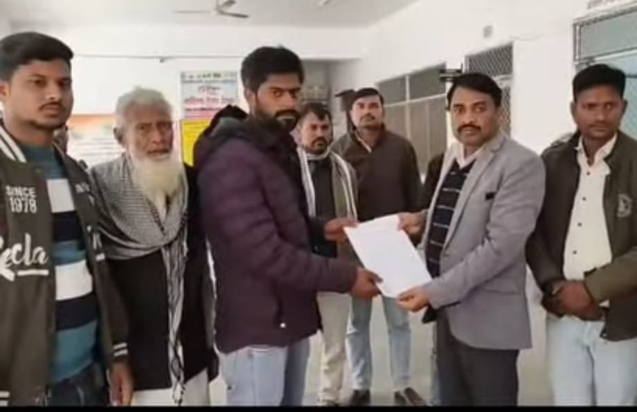  ककरउ ग्राम प्रधान की मनमानी से त्रस्त ग्रामीण डीएम कार्यालय पहुंचे