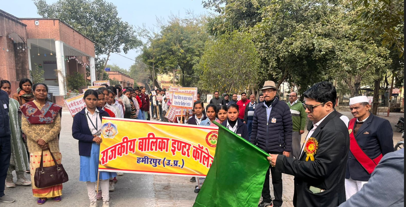 जिलाधिकारी ने मतदाता जागरूकता रैली को हरी झंडी दिखाकर किया रवाना