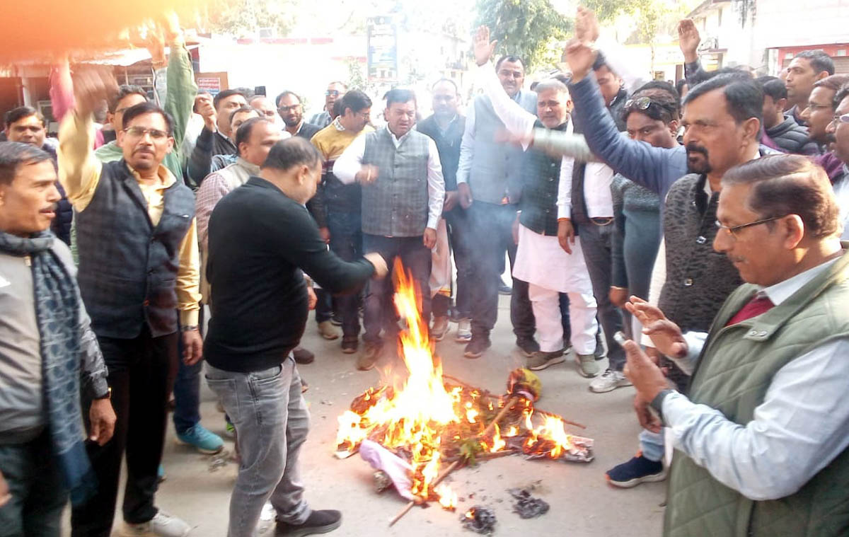 शिक्षक विरोधी बयान पर भड़के गुरुजी, केंद्रीय शिक्षा राज्य मंत्री का पुतला फूंका