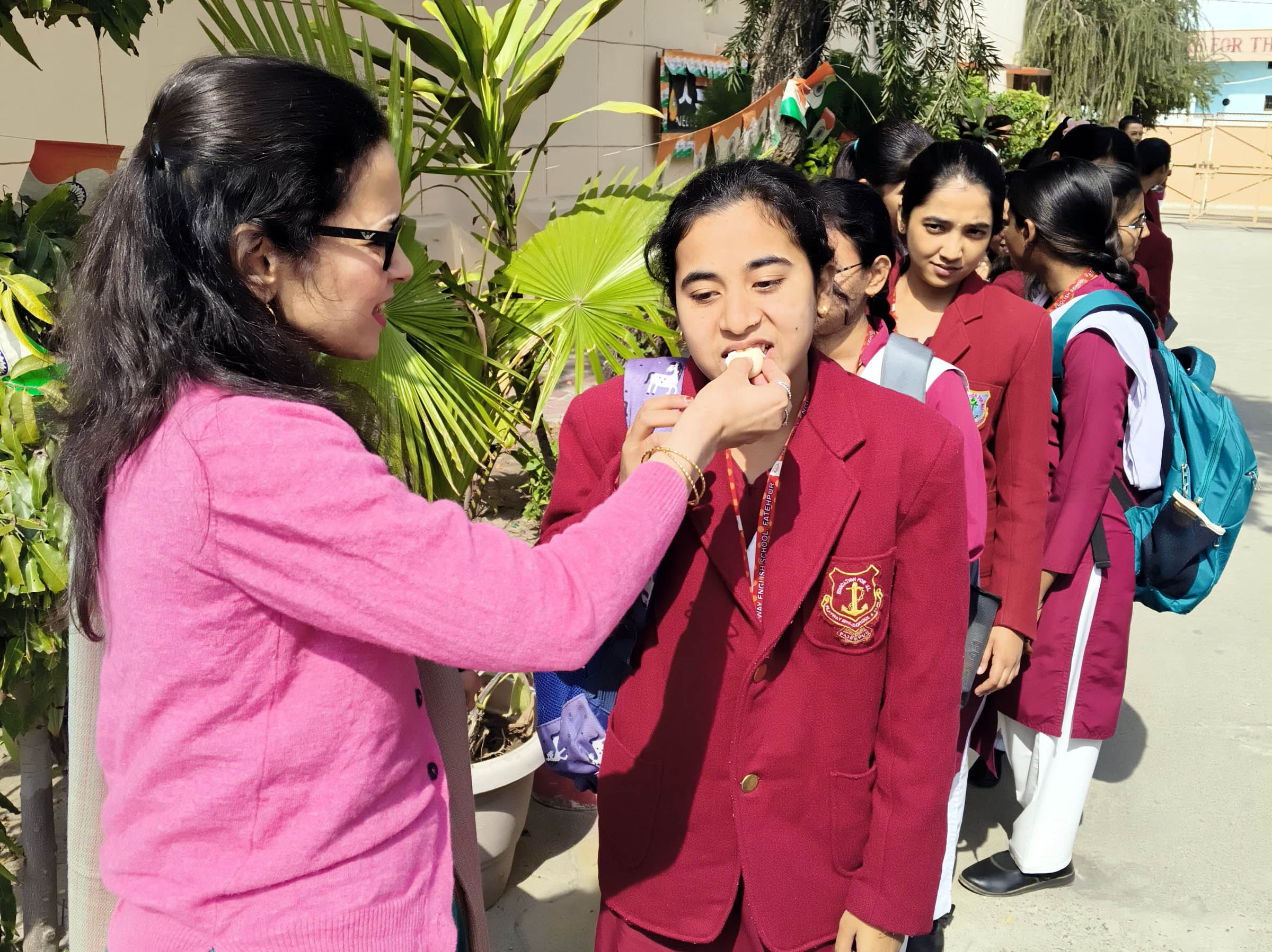 प्लेवे स्कूल की प्रधानाचार्या ने बच्चों का मुंह मीठा कराकर दी शुभकामनाएं