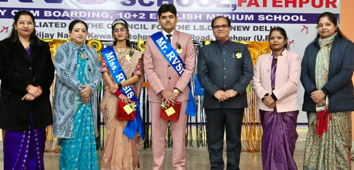 कक्षा ग्यारह के छात्रों ने टीका लगा किया स्वागत, पेश किए कार्यक्रम