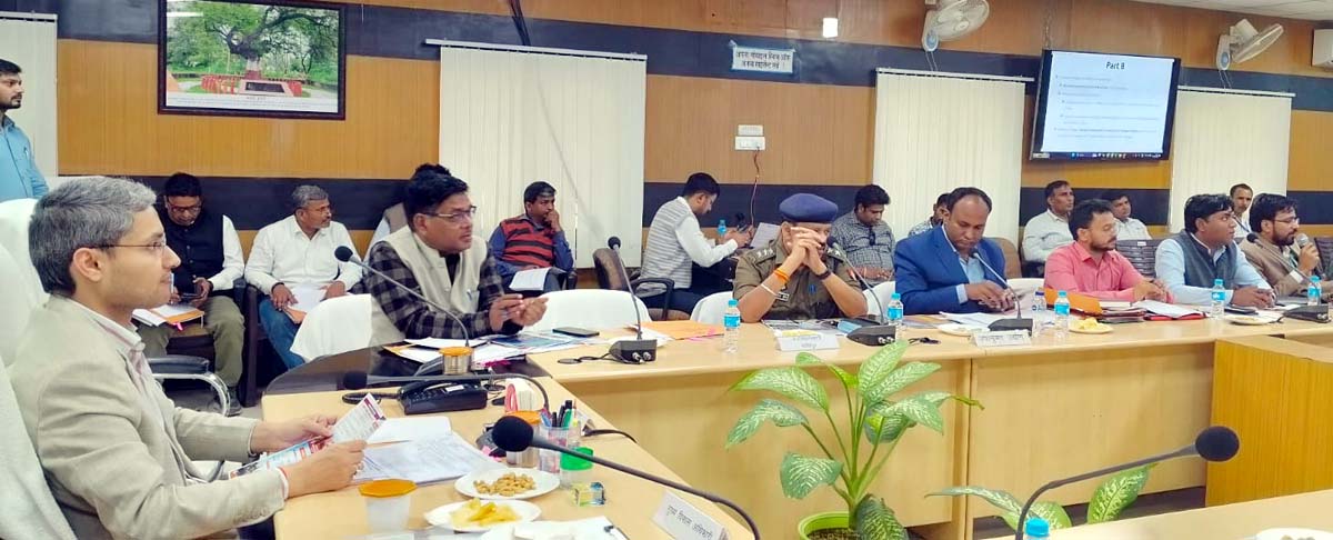 निवेश मित्र पोर्टल के आवेदनों का ससमय कराएं निस्तारण: डीएम