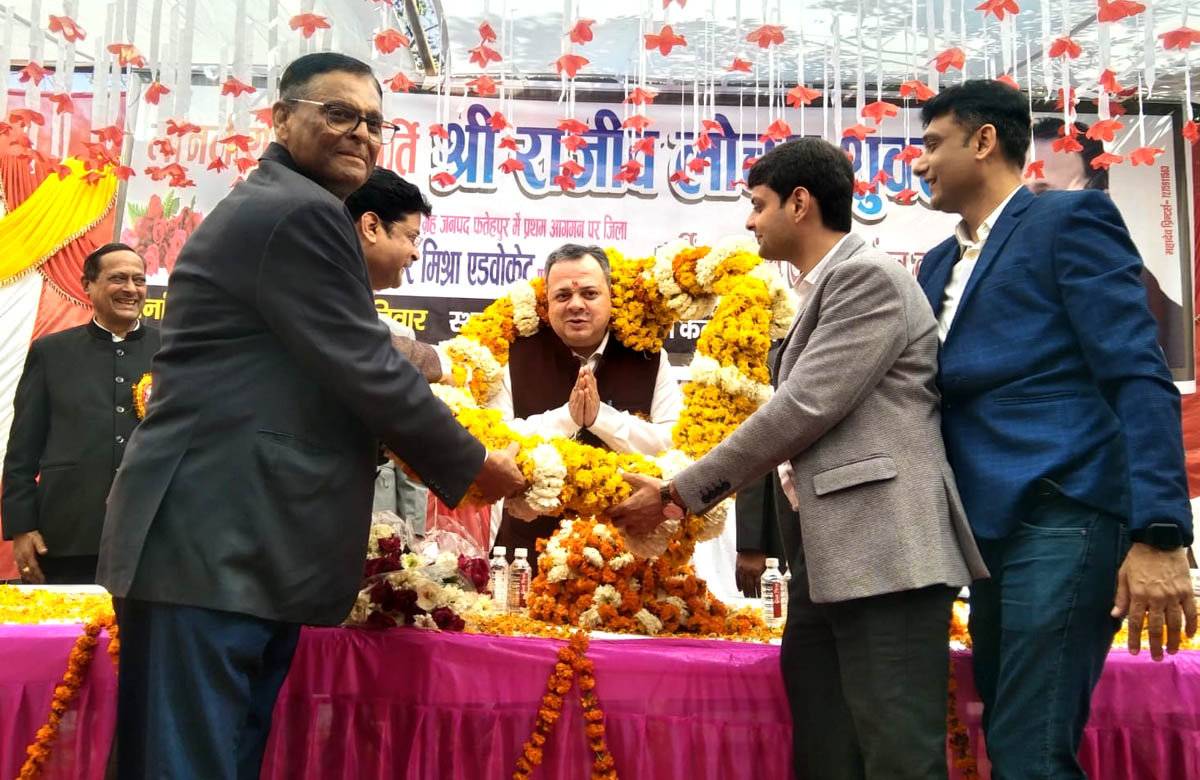 अधिवक्ताओं ने न्यायमूर्ति का माला पहनाकर किया स्वागत