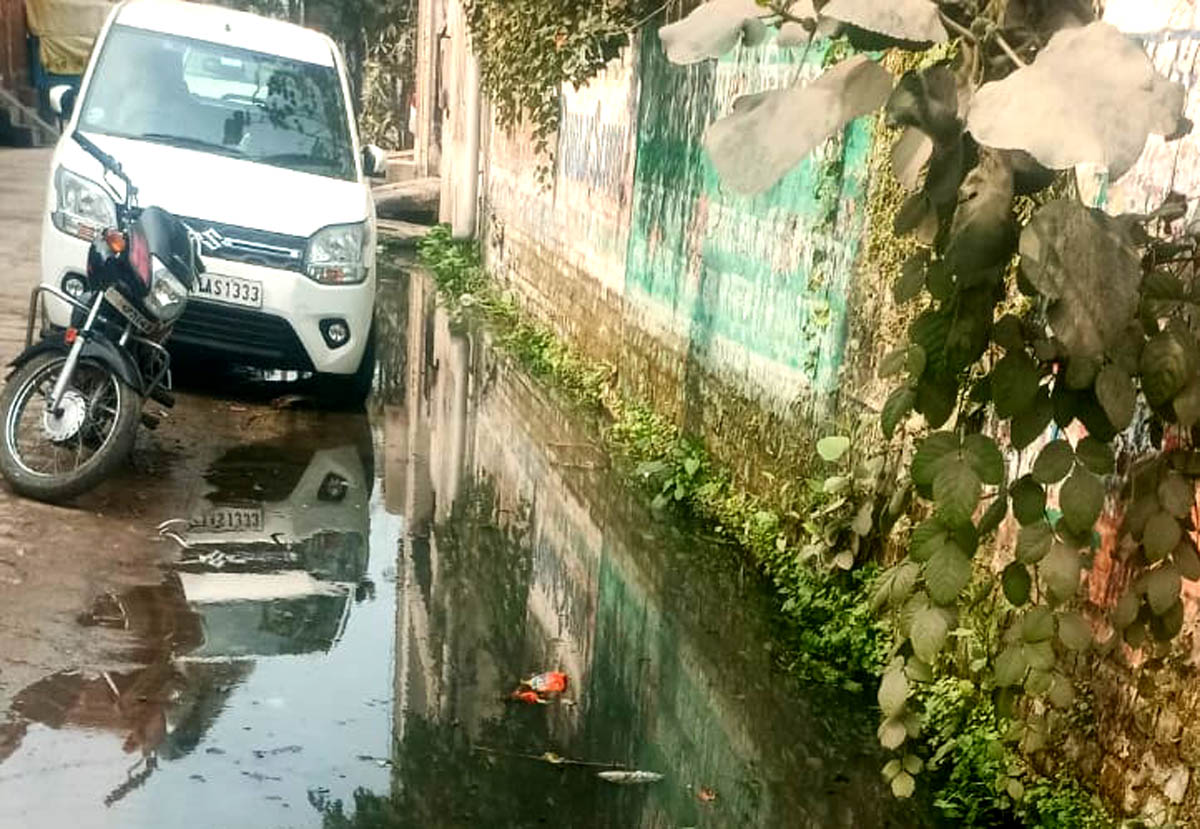 पूर्व सैनिक अस्पताल के सामने बजबजा रही नालियां, निस्तारण न होने पर आंदोलन