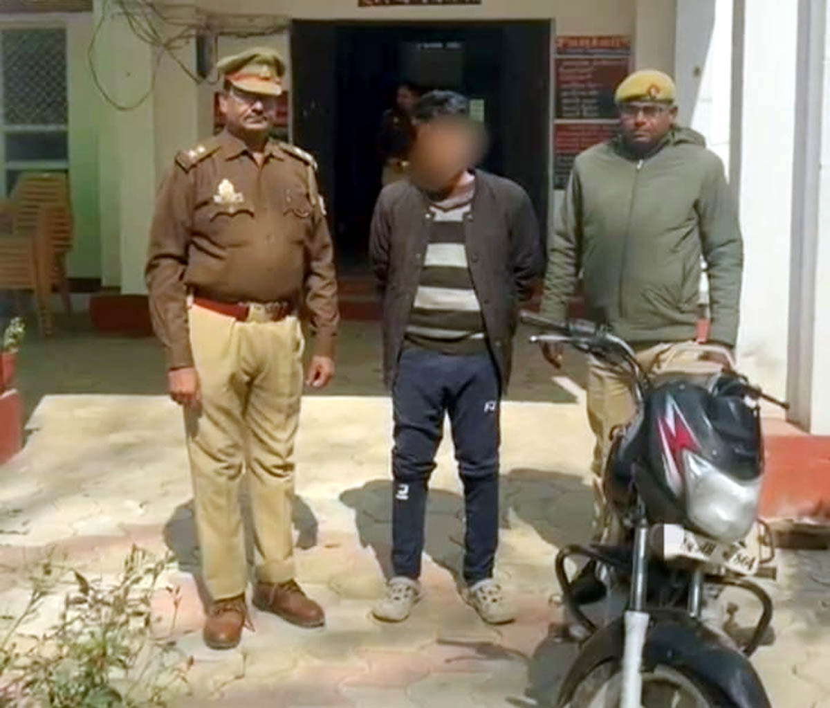 शातिर चोर गिरफ्तार, चोरी की बाइक बरामद