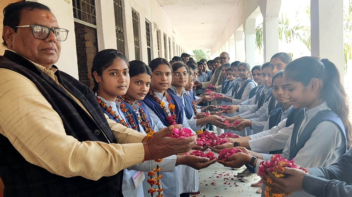 सरला देवी श्रीराम इंटर कालेज में हुआ विदाई समारोह, छात्रों को दी विदाई