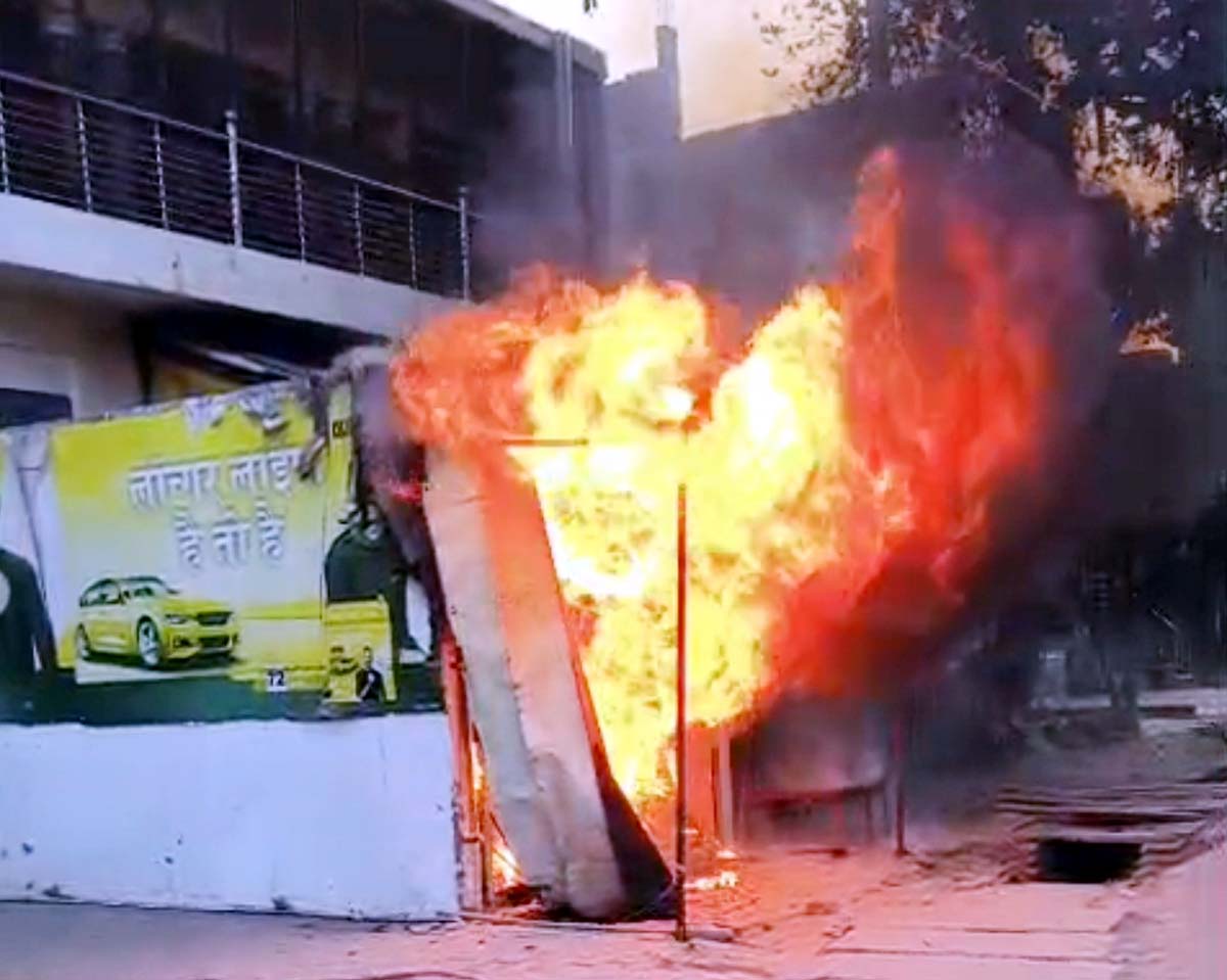  शार्ट सर्किट से रेडीमेड शॉप में लगी आग