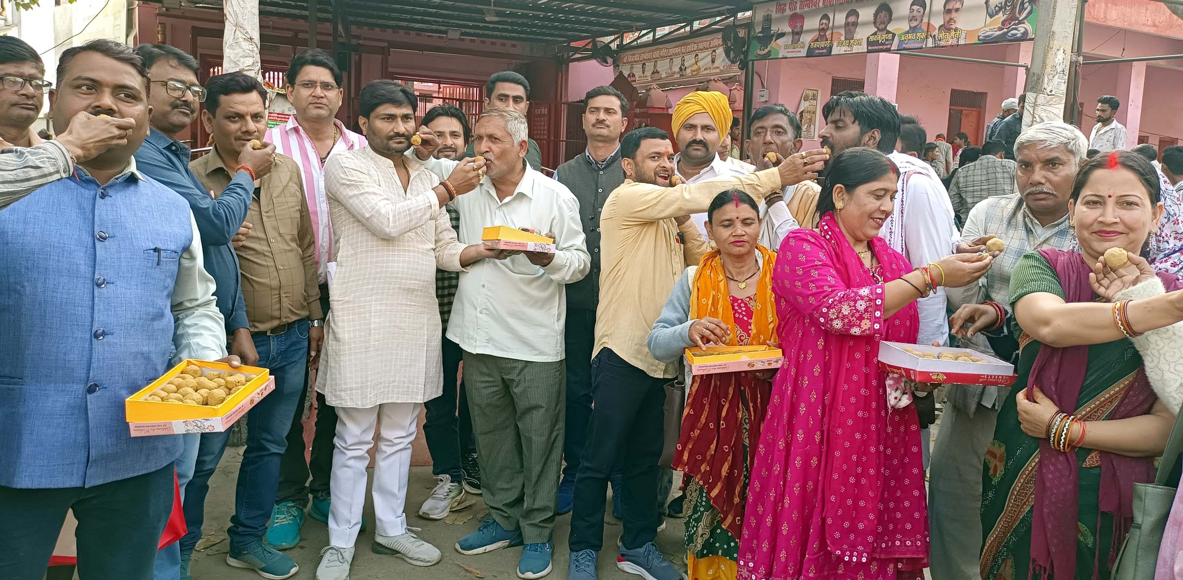 तांबेश्वर मंदिर में पूजा अर्चना कर शिक्षामित्रों ने बांटी मिठाई