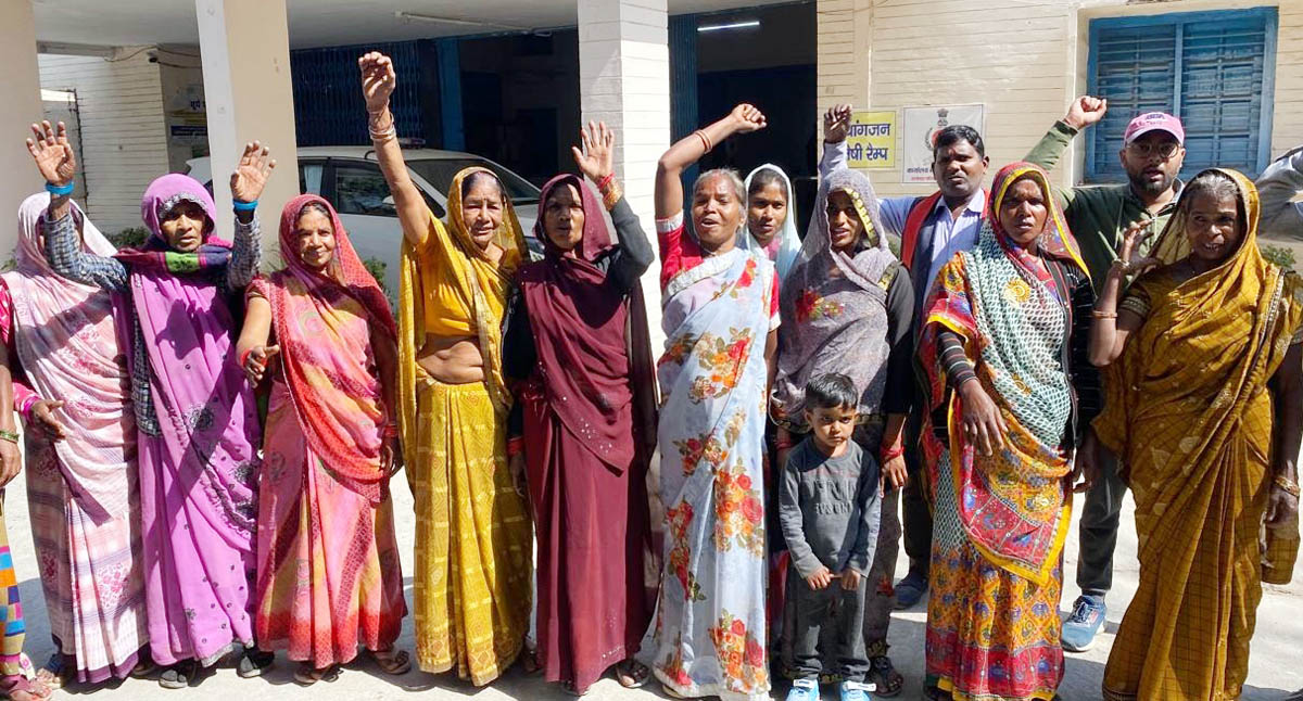 गांव के करीब शराब की दुकान खुलने पर जताया विरोध, शराब नहीं रोटी चाहिए