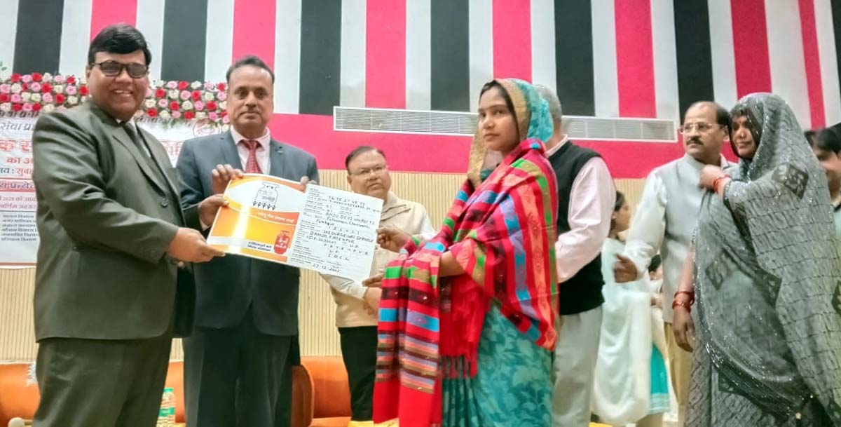 विभिन्न विभागों की योजनाओं के लाभार्थियों को वितरित किए चेक व प्रशस्ति पत्र