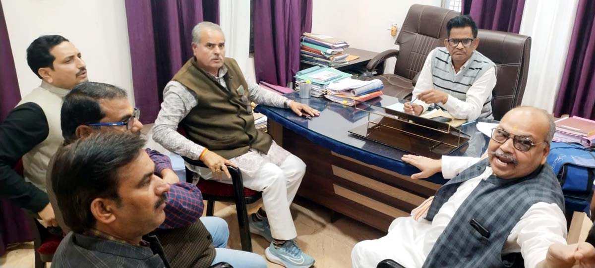 खनिज अधिकारी से की मुलाकात, फर्जी चालान पर जताई आपत्ति