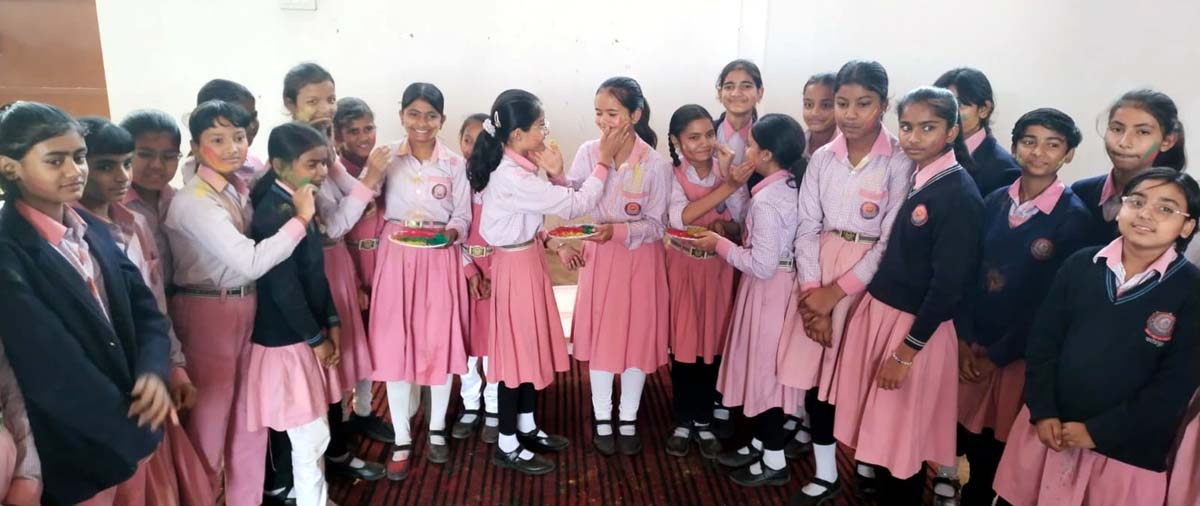 सरस्वती बाल मंदिर स्कूल में मनाया होली का पर्व,सराबोर रहे स्कूली बच्चे