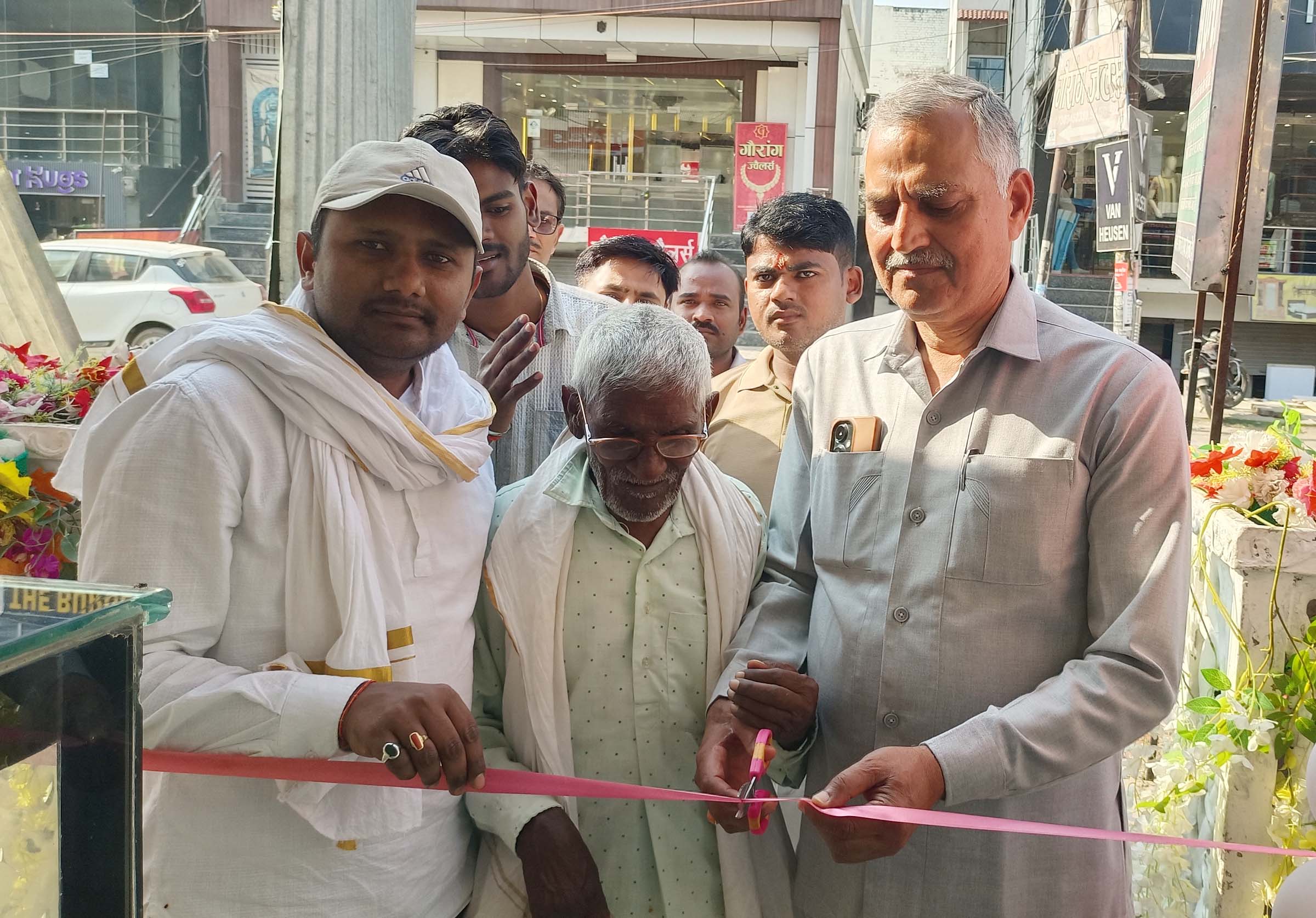 सपा जिलाध्यक्ष ने केक शांप का किया उदघाटन