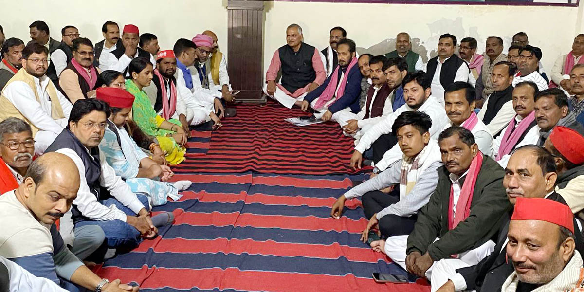 सपा की मासिक बैठक में खागा के सभासद ने समर्थकों संग थामा पार्टी का दामन