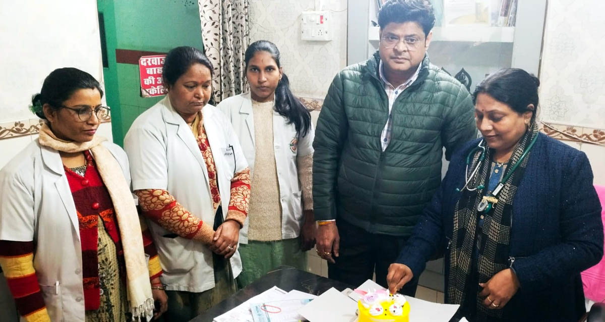 उत्साह के साथ मनाया विश्व महिला चिकित्सक दिवस, नर्सिंग होम में काटा केक