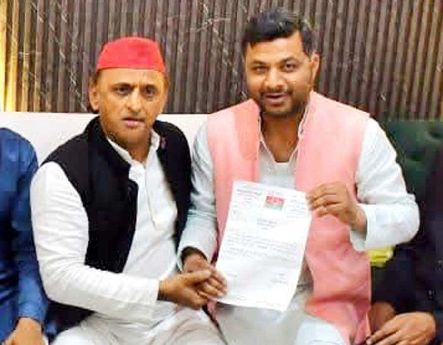 सपा नगर अध्यक्ष बने सुहैल खान [ हेमू ] राष्ट्रीय अध्यक्ष ने सौंपा मनोनयन पत्र