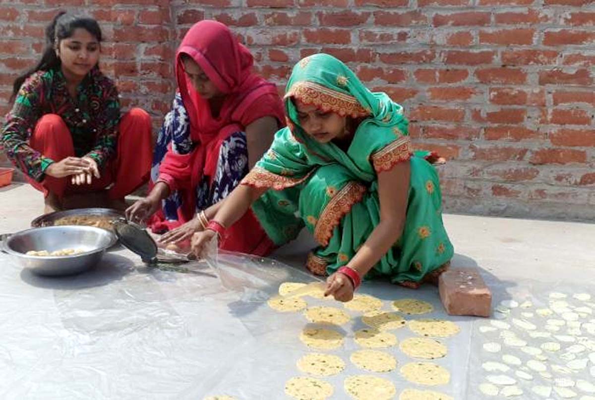 तैयारियां जोरों पर, होली पर्व को लेकर चिप्स-पापड़ बना रहीं महिलाएं