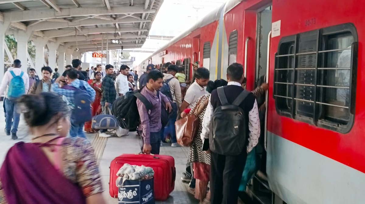 होली के त्योहार पर लंबी वेटिंग से परेशानी,घर वापसी में अड़चन