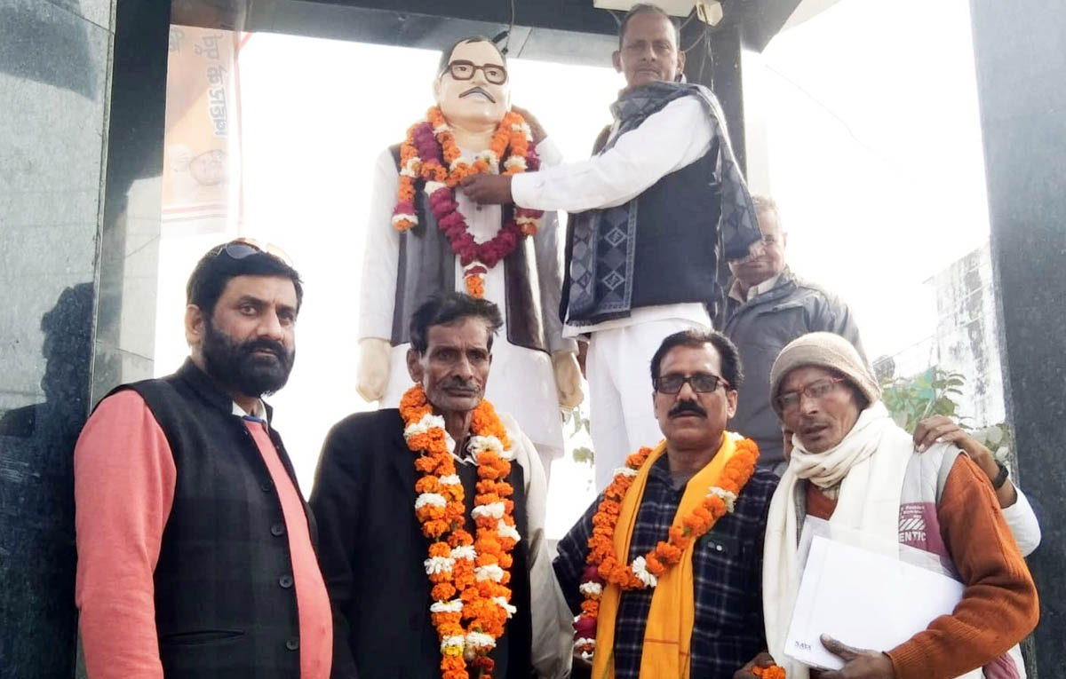 डाक बंगला चौराहे पर कर्पूरी ठाकुर की प्रतिमा पर किया माल्यार्पण