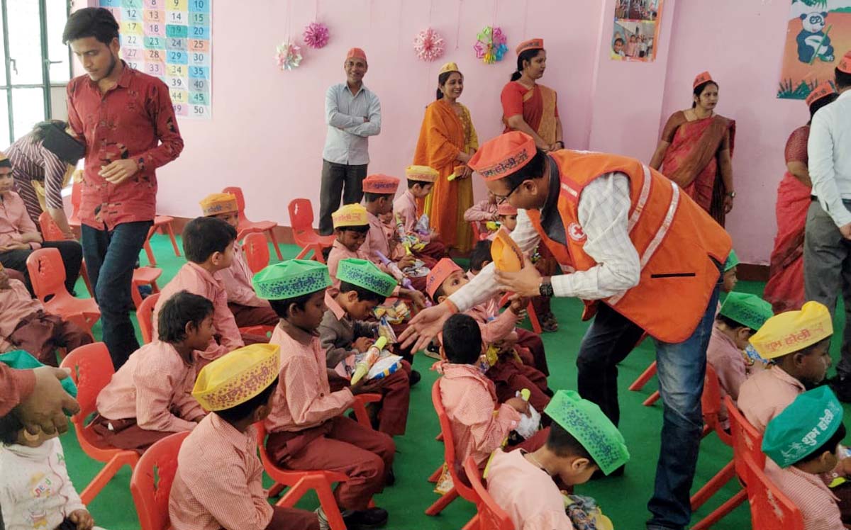 रेडक्रास चेयरमैन ने दिव्यांगों के साथ मनाया होलिकोत्सव