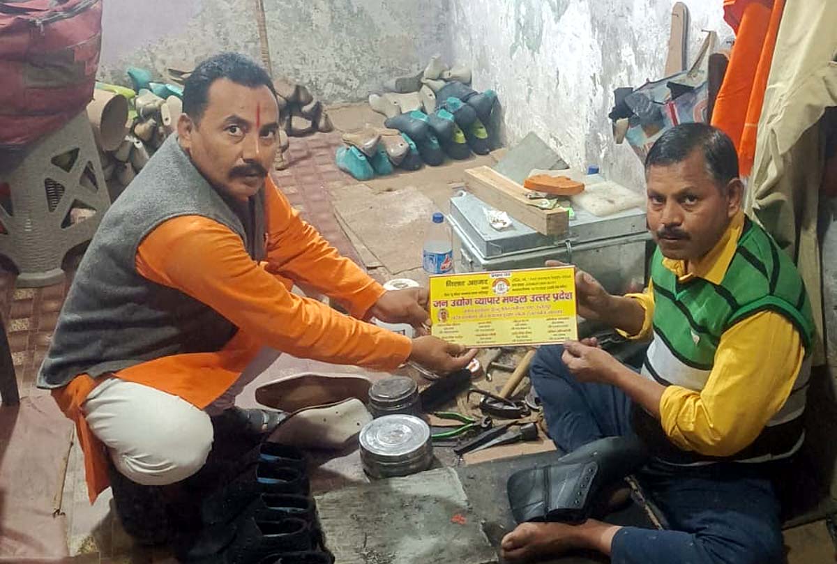 प्रदेश अध्यक्ष ने दर्जनों व्यापारियों को सौंपा प्रमाण पत्र