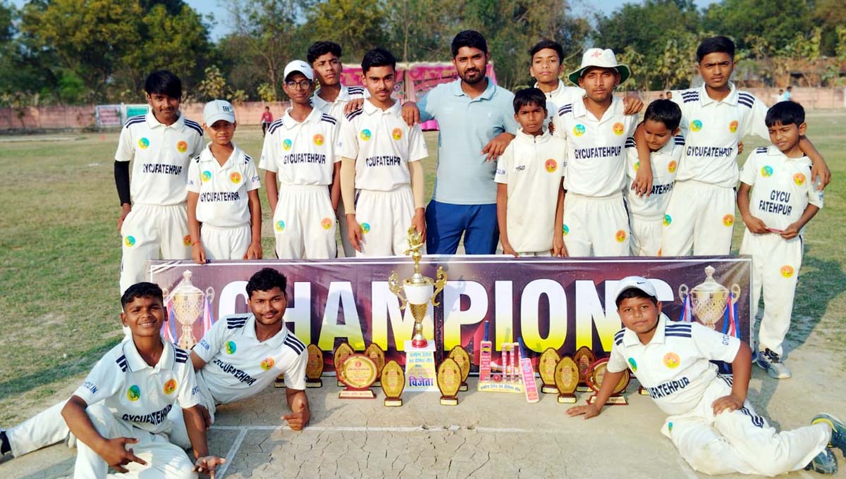 टैलेंट सर्च प्रीमियर लीग में खागा की टीम बनी चैंपियन, ट्राफी के साथ विजेता टीम