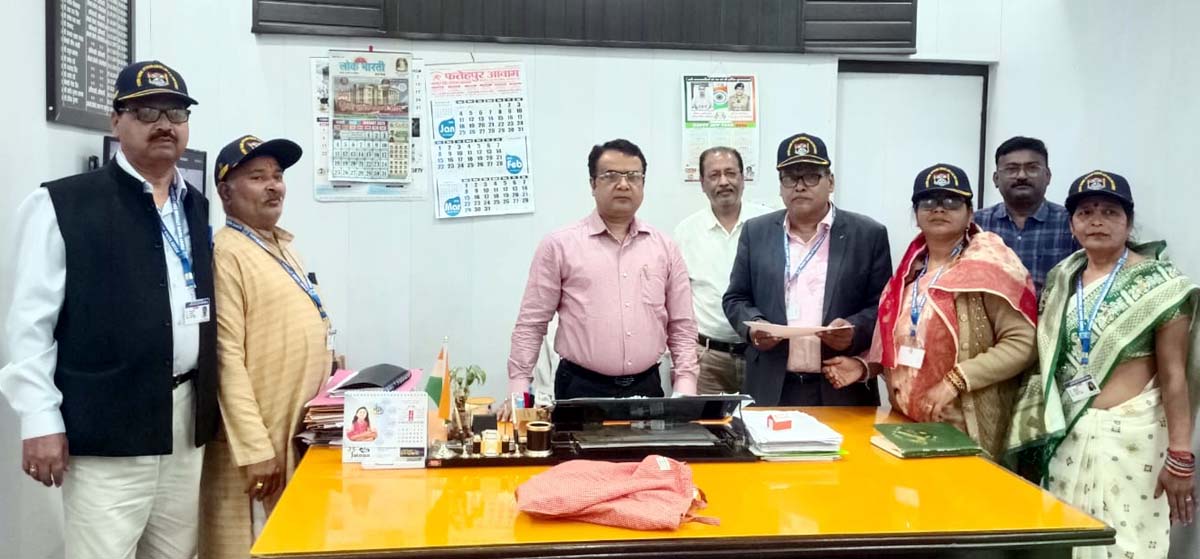 पालिका ईओ से वार्ता करते समिति के लोग, सैनिक पांलीक्लिनिक भूमि को लेकर