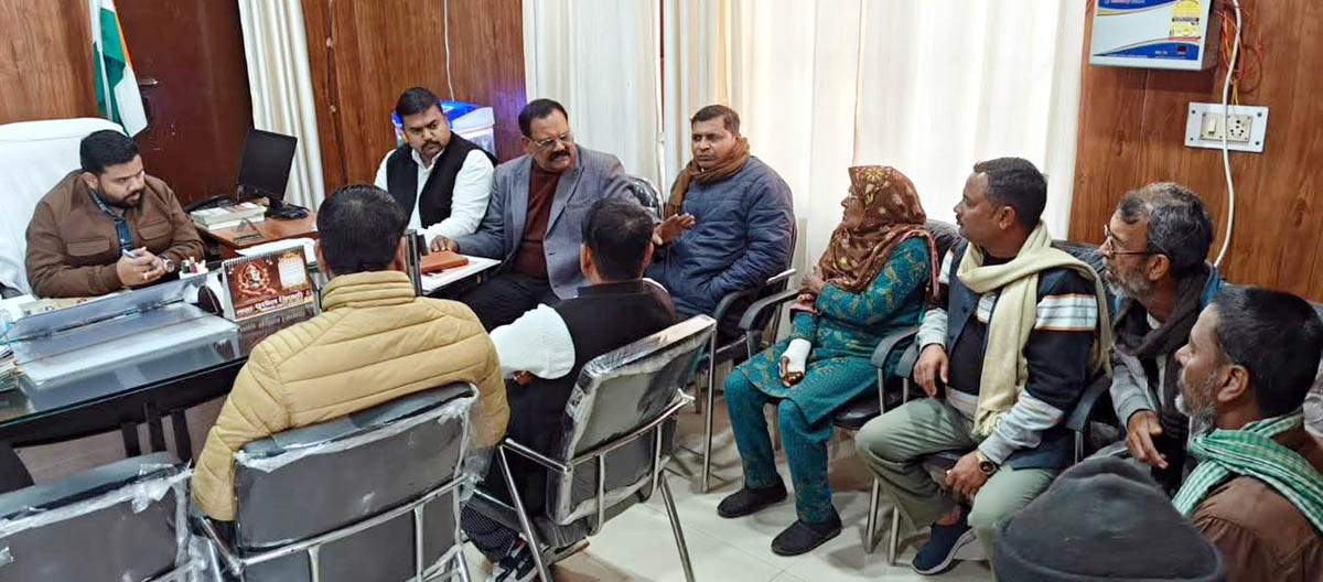 तहसील पहुंचे सपा नेता, मतदाता सूची में गड़बड़ी का आरोप