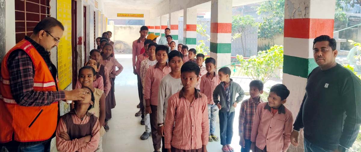 चिकनपॉक्स बचाव महाभियान चला बांटी दवा